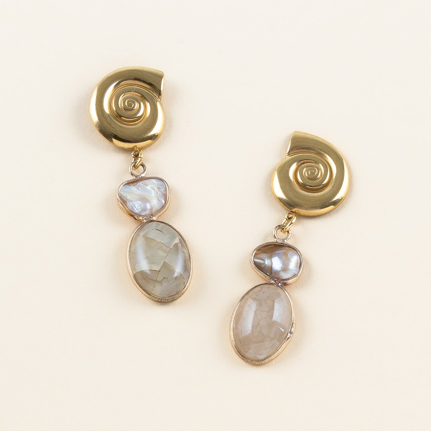 Sandy oorbellen beige/grijs